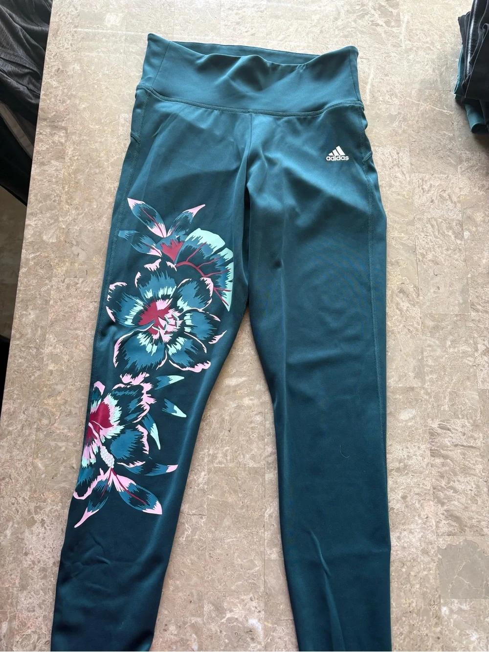 1 adidas, 2 Calvin Kline, 1 Sketchers Teal and Black Leggings-lot of 5 in size M